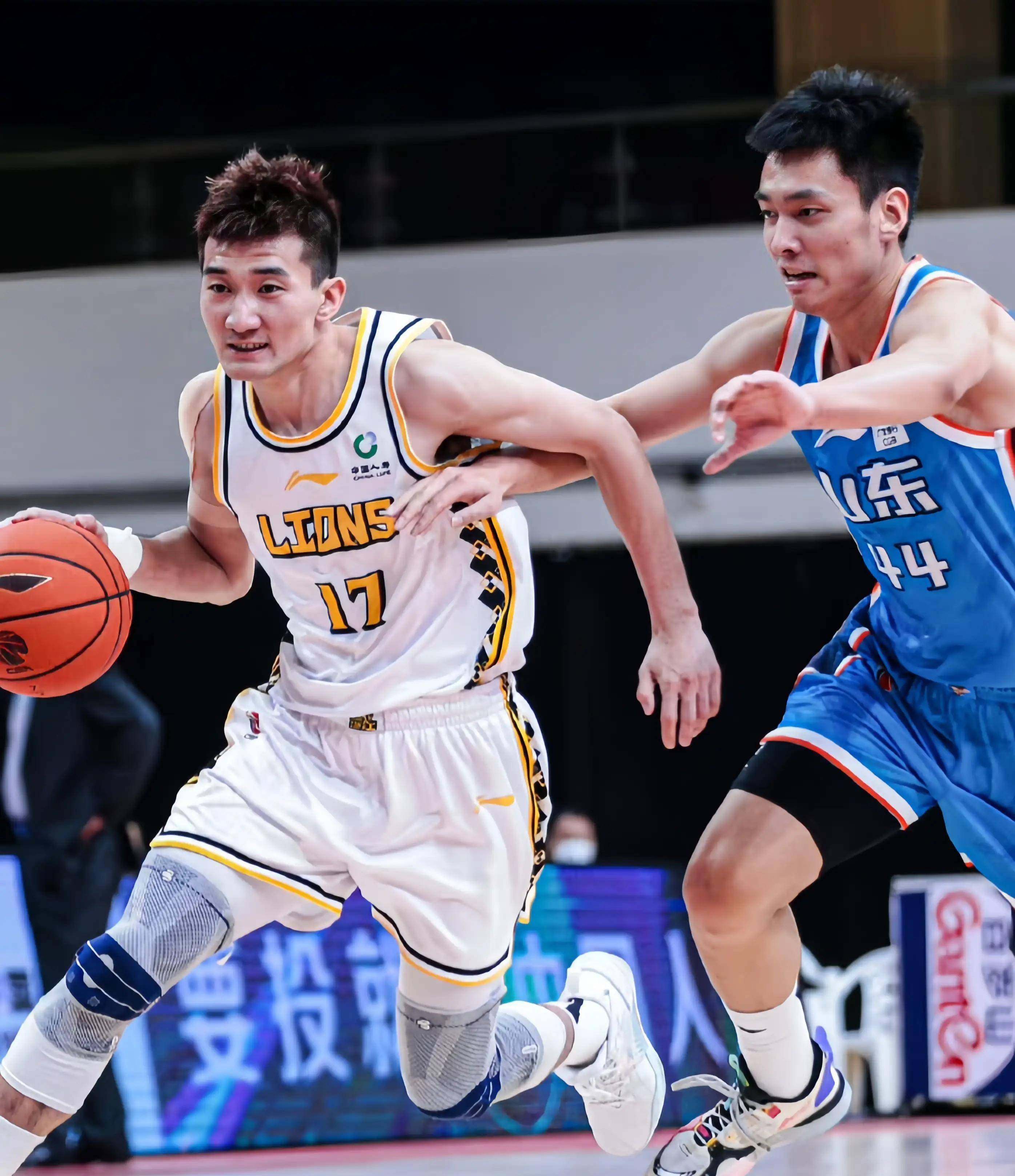 埃因霍温迎CBA常规赛关键赛，今晚临场应变，底气十足，身体对抗强度拉满