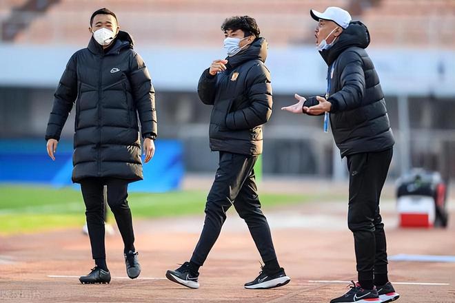 爱游戏平台-关键时刻中超传出新动向；克里夫兰骑士再遭质疑；管理层表态：话题不断；数据趋势出现新变化-爱游戏平台